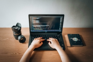 退職者のPC返却で見落としがちな個人データ — 初期化だけでは消えない情報とは